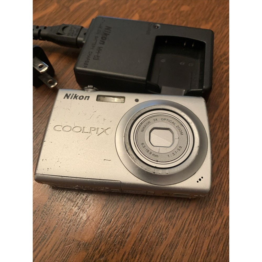 Nikon COOLPIX S203 Digital Camera w/ Charger & Battery Tested/Working